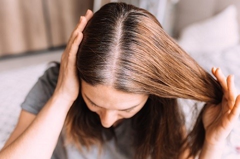 Cure de sébum, no-poo : les bienfaits pour les cheveux