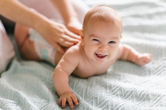 Les bienfaits du massage de bébé