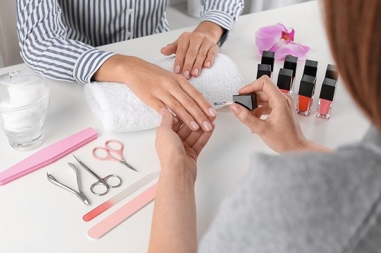 Vernis semi-permanent, gel : les différentes techniques d’onglerie