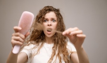 Chute de cheveux saisonnière : comprendre le phénomène et adopter les bons gestes