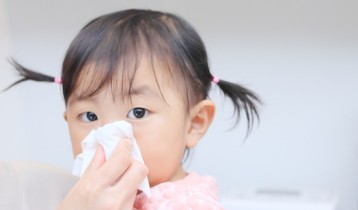 Comment bien moucher bébé pour sa santé et son confort ?