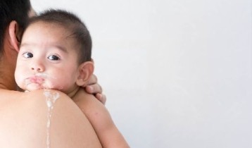 Comprendre et gérer les régurgitations du nourrisson