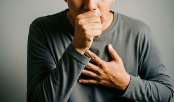 Comprendre et stopper la toux sèche : causes, risques et solutions