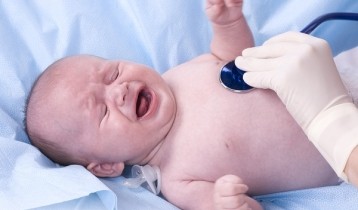 Bronchiolite du bébé : causes, symptômes et traitement