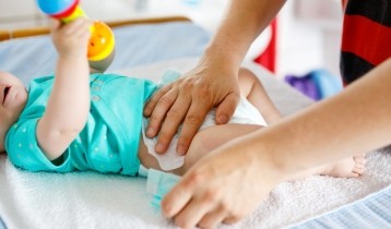Changer la couche de bébé : les bons gestes