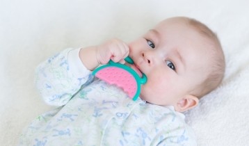 Bébé fait ses dents : comment le soulager ?