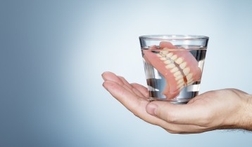 Prothèse dentaire : quelles solutions pour entretenir et fixer votre appareil ?
