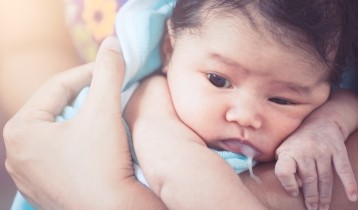 Bébé régurgite : comment réagir ?