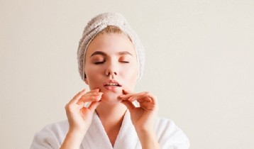 Yoga du visage pour éviter les rides