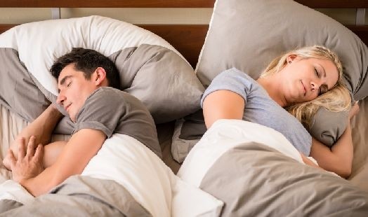 Sommeil scandinave, c’est quoi cette méthode qui permettrait de mieux dormir à deux ?