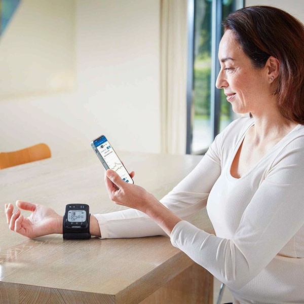 Omron RS7 tensiomètre électronique poignet Intelli IT